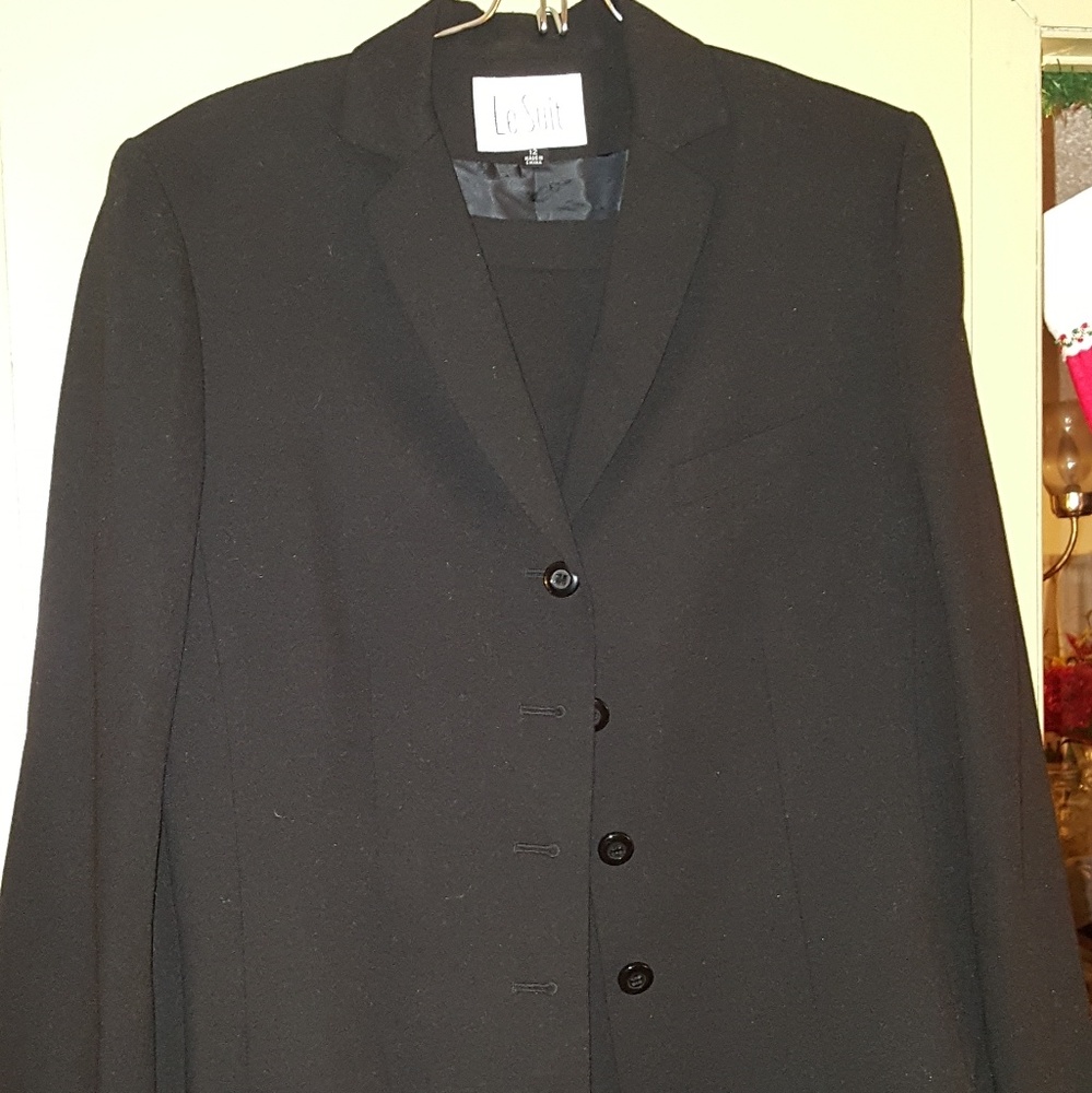Skirt suit